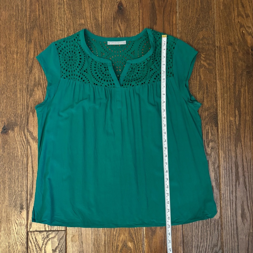Daniel Rainn Emerald Eyelet Yoke Cap Sleeve Blouse - Picture 6 of 6